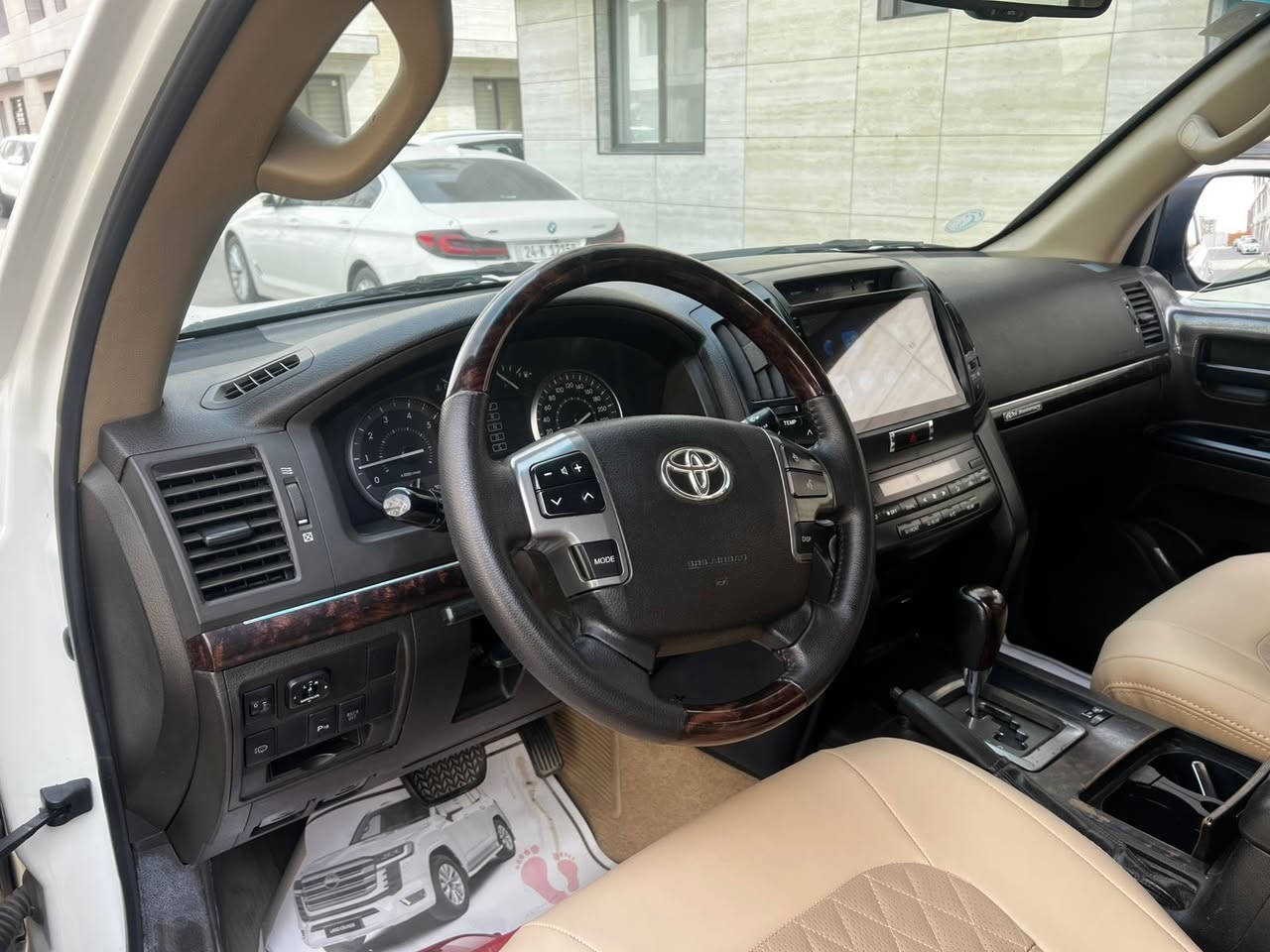 السلام عليكم لاندكروز موديل ١١ ستيني اصل تكمة وسنوية السيارة باسمي رقم دولي الجديد مكفول من حادث وصبغ وتبديل ومحرك وكير جاهزة ومابيها اي نقص تخم تاير وصدر جديد ونظافتها احلى من الصور ماشية ١٠٣ حقيقي شرط الفحص 
فتحة سقف سلايت 
بصمة ابواب وتشغيل 
فور ويل 
سبعة راكب 
داخل جلد بيجي 
مقعد السائق كهرباء 
انارة داخلية
اشاير مري 
مري شفط 
تحكم ستيرن 
حساس امامي خلفي 
زراك لايت 
اضاءة زنون 
مكانها بغداد وسعرها ٣٢٥ للاتصال 
***********
