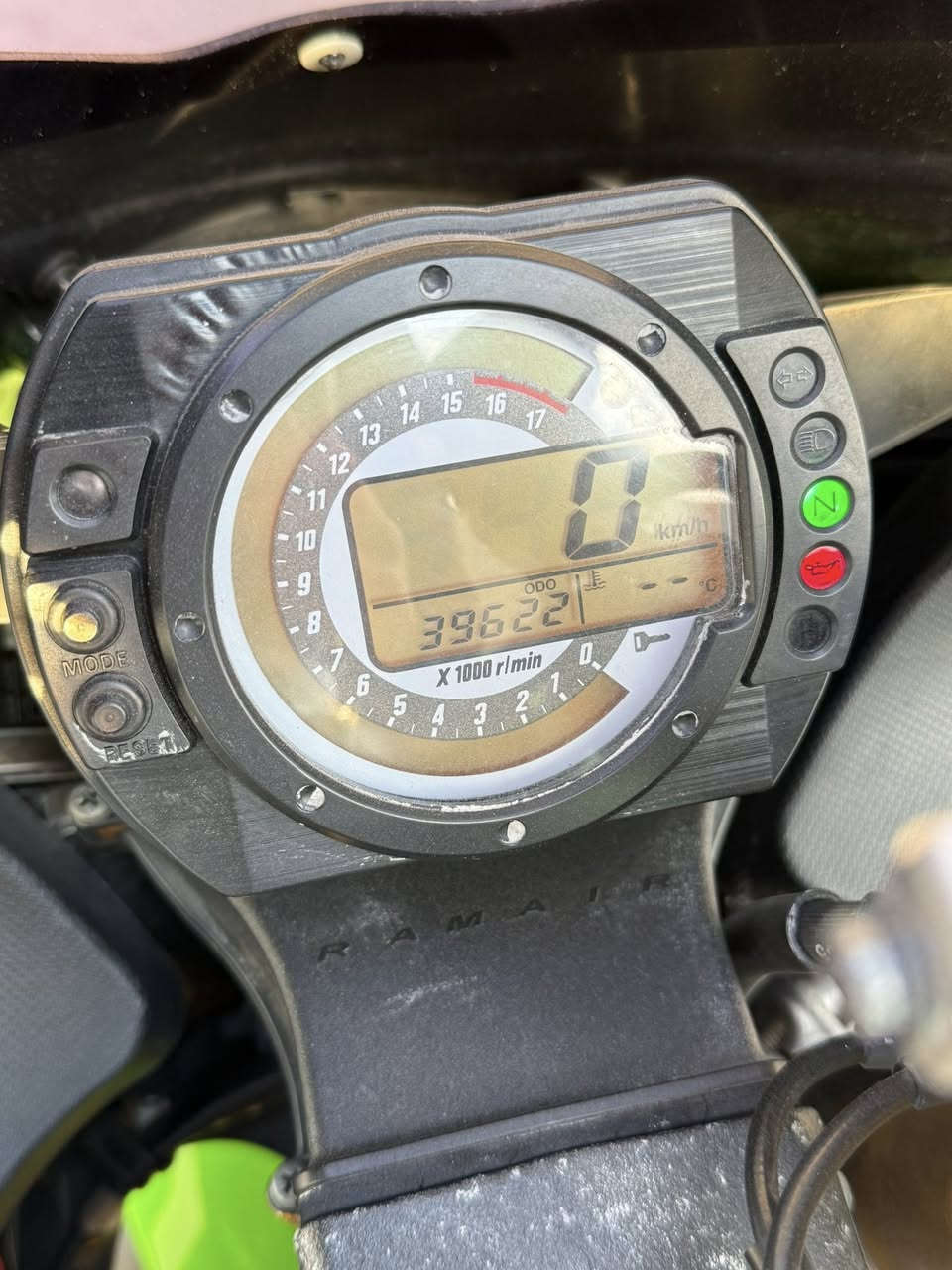 السلام عليكم
كوزاكي نينجا ZX-6R 2006 وارد يابان دخول جديد 
بدون رقم ماشية 39 
مكفوله من كلشي 
عليها غراض من اليابان جاملغ كاربون مري جانبيه جامه اماميه سوده لايتات زنون عالي ناصي 
الدراجه كلش جديده وقويه 
مكاني بغداد المنصور 
***********
