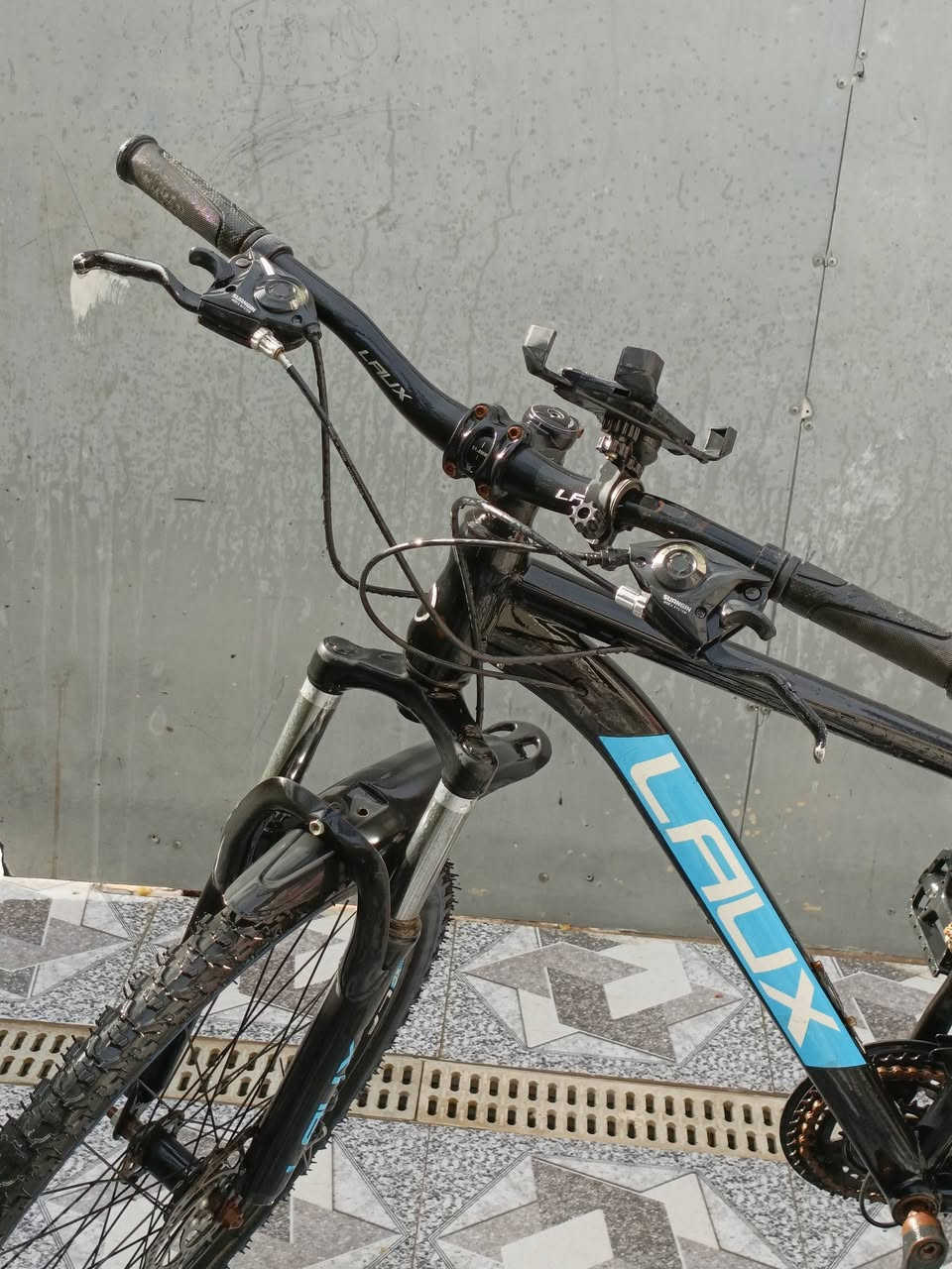 سلام عليك بايسكل جبلي حجم26كله شغال بس البداله الاماميه موكفه بل برغي نفسه يعني بس تروح توازنه بايسكل نضيف وكلشي شغال بي 
السعر 120وبي مجال حك الجيه لا تكسرون بسعره مكاني الناصريه حي الشهداء نهايت شارع النص 
***********راسلوني واتس او ماسنجر
