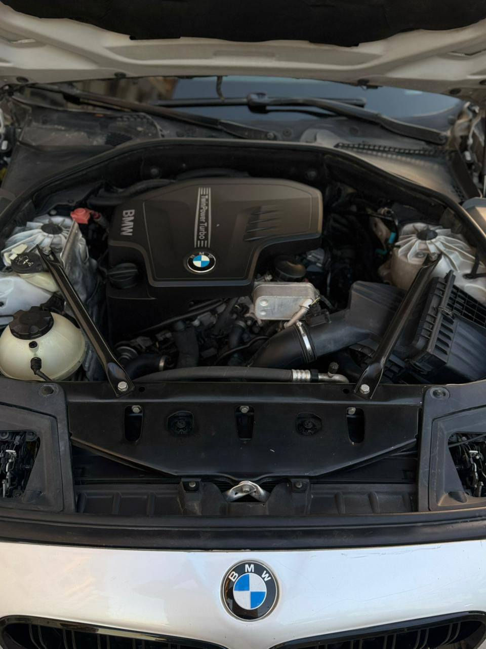 بي ام دبليو f10 n20 twin power turbo 2012
الضرر / جاملغ امامي عكس السائق تبديل بدون دواخل
كفالة عامة - شرط كله بلادي 
 ( كير - محرك - تبريد - كهربائيات )
 بدون اي نواقص 
تحديث جمالية
( كت m كامل - لايت - بك لايت - دشبول ) 
السيارة جديده جداً وكلشي بلادي 
سنويه بأسمي تريد تحويل تريد وكالة .

رقم صاحب سيارة ***********
