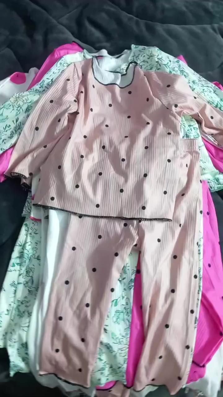 بهاري اطفال القطعة 3 
الاعمار من اشهر الى 4 سنوات
شلعه 18 قطعه ب40
@highlight


**إذا كنت صاحب هذا الإعلان وتريد حذفه لأي سبب، رجاءا أرسل رسالة إلى الدعم الفني**