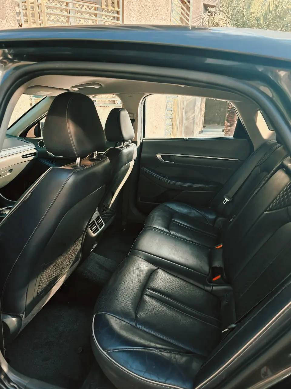 سلام عليكم ورحمة الله وبركاتة
سوناته موديل 2021فول مواصفات قطعتين تبريد سياره خليجي مو امريكي

أهم المواصفات الفنية والتقنية:
المحرك والأداء: محرك سمارت ستريم 2.0 لتر هجين (Hybrid) يوفر تسارعاً سلسًا.
عزم الدوران: يصل عزم دوران المحرك الكهربائي إلى 205 نيوتن متر (إجمالي عزوم النظام 393 نيوتن متر).
استهلاك الوقود: معدل استهلاك ممتاز بحدود لتر واحد لكل 20.1 كم.
ناقل الحركة: 6 سرعات أوتوماتيكي.
السقف الشمسي: توفر الألواح الشمسية شحناً إضافياً للبطارية يضيف مسافة قيادة سنوية تقريبية 1300 كم.
الأنظمة والتقنية: شاشة كبيرة من Bose، نظام صوتي عالي الجودة، نظام الكبح المتجدد لشحن البطارية. 
المميزات الداخلية والخارجية (حسب الفئة):
السلامة: رادار أمامي، خلفي، وجانبي، ونظام النقطة العمياء.
المقصورة: مقاعد كهربائية مع تدفئة وتبريد، شاشة لمس متطورة، وشاحن لاسلكي للهواتف.
التصميم: مصابيح LED أمامية وخلفية، جنوط ألمنيوم بقياسات 16 أو 17 أو 18 إنش. 
تتميز السيارة بتصميم عصري وجريء، مع تركيز على الهدوء والعزل الممتاز داخل المقصورة. 
سعر 155بيه مجال بسيط مكان سياره المثنى المدينه


**إذا كنت صاحب هذا الإعلان وتريد حذفه لأي سبب، رجاءا أرسل رسالة إلى الدعم الفني**