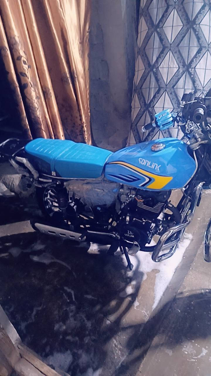 السلام عليكم دراجة سولنك موديل 25 محرك 200cc الدراجة بحالة الشركة صارله شهر ونص من نزلته زيرو تايرات جدد الدراجة بصمة وتشغيل عن بعد أوراق اصولي  وبيه منفيس الدرع ألبيه اذا تشتري وياه ابيعه ب20 السعر 900 وبيه مجال للتواصل *********** واتساب
