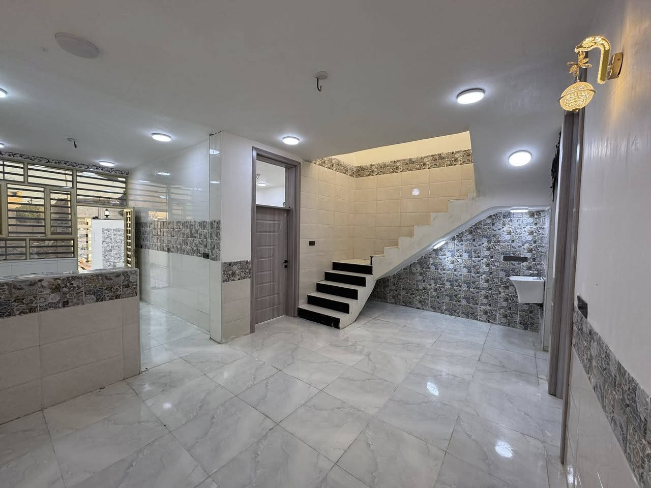 سلام عليكم يوجد دار حي المصطفي قطع حجيه نوفه دار يحتوي غرفه نوم وحده صاله وستقبال مطبخ المساحه ١٤٠ تحويل ١٠٠ بناء حديث قريب عل تبليط رقم ***********
