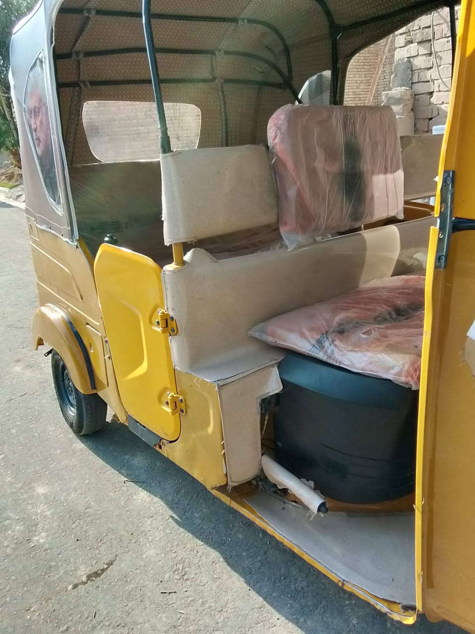 السلام عليكم 
تكتك 21 للبيع رقم وسنويه تكتك حلوه ونضيفه احله من صوره 
مكينه بوشه وبستم شركه 
بيه ضربه بصفحه اليسره راجعه بارد  
السعر6و850
الشراي يتصل ع رقم اني مكلف بنشر 
***********
