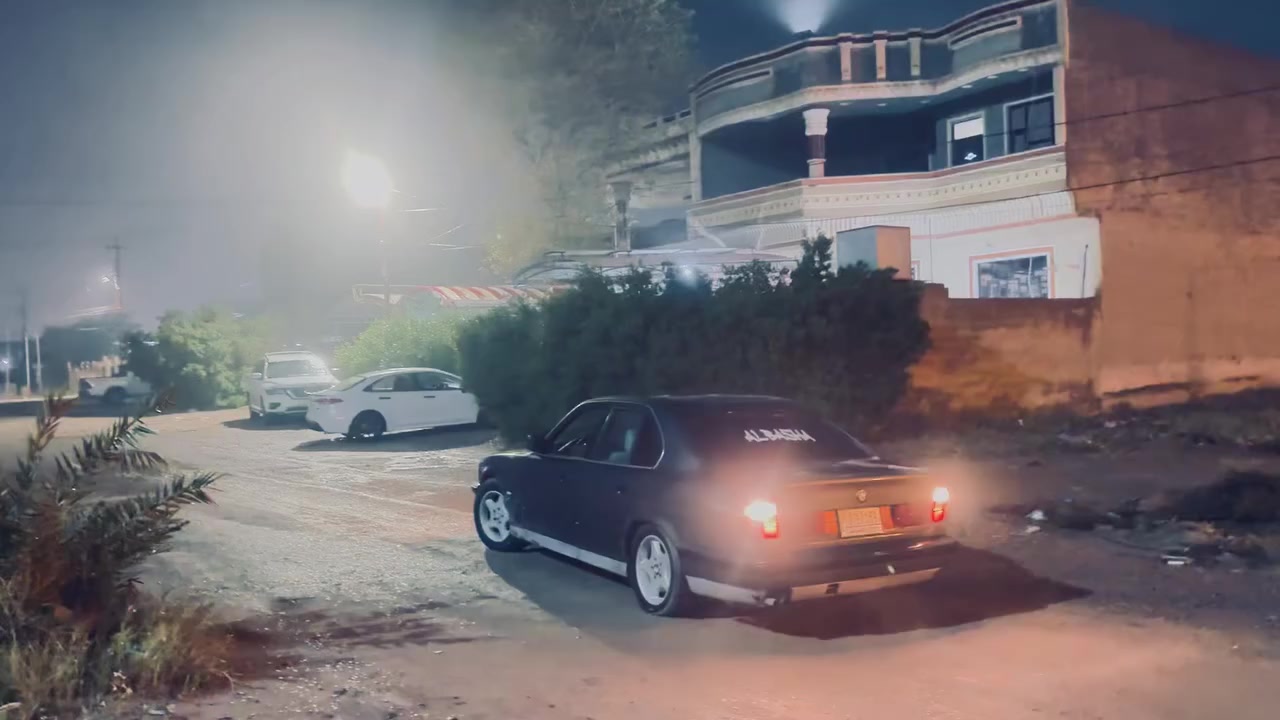 بي ام 525 

محرك 520 مفتوح 
سياره نضيف و بيها معدل و شلعه تخبل رقم صلاح الدين سنويه تنتهي ب2027
محرك وكير خير من الله شرط لا بخار ولا صرف و بيها ادامه كامله ما بيها اي نقوصات
تايرات جدد
 الداخل جلد نضيف 
مكاني تكريت القادسية 
السعر 38 و بي مجال 
***********
