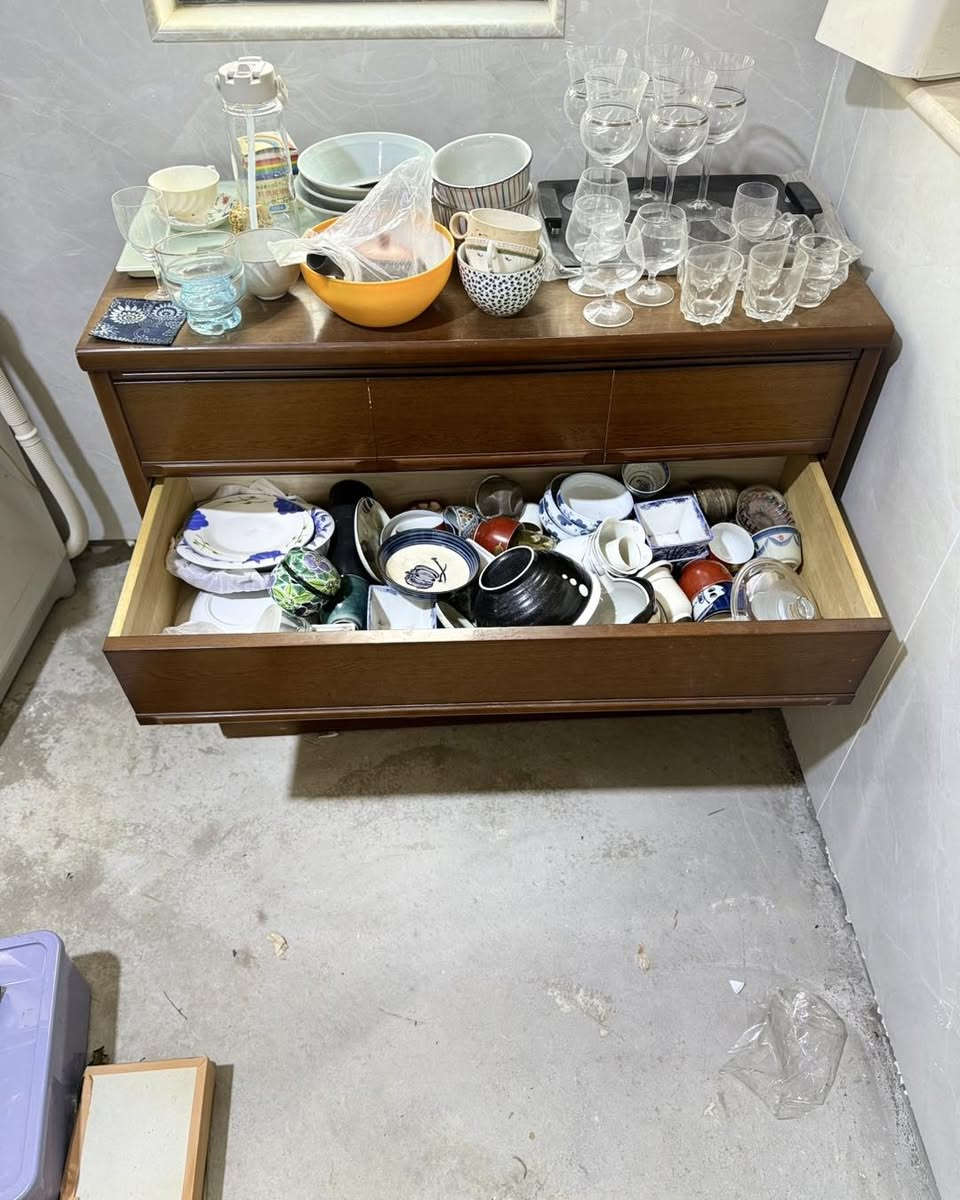 ميز مجرات
صناعه ياباني
(خزانة أدراج) كلاسيكية، وتتميز بتصميمها العملي والأنيق من خشب الزان أو خشب الجوز، وهي شائعة جداً في ديكورات غرف النوم. 
إليك بعض التفاصيل والمواصفات المشابهة لما يظهر في الصورة:
المواد: غالباً ما تُصنع هذه القطع من خشب الزان (Bois hètre) المتين، وتأتي بتشطيبات خشبية طبيعية تبرز جمال حبيبات الخشب.
التصميم: تتميز بوجود 4 إلى 6 أدراج واسعة للتخزين، مع مقابض مدمجة أو مقابض معدنية بسيطة تعطي لمسة عصرية كلاسيكية (Mid-Century Modern).


**إذا كنت صاحب هذا الإعلان وتريد حذفه لأي سبب، رجاءا أرسل رسالة إلى الدعم الفني**