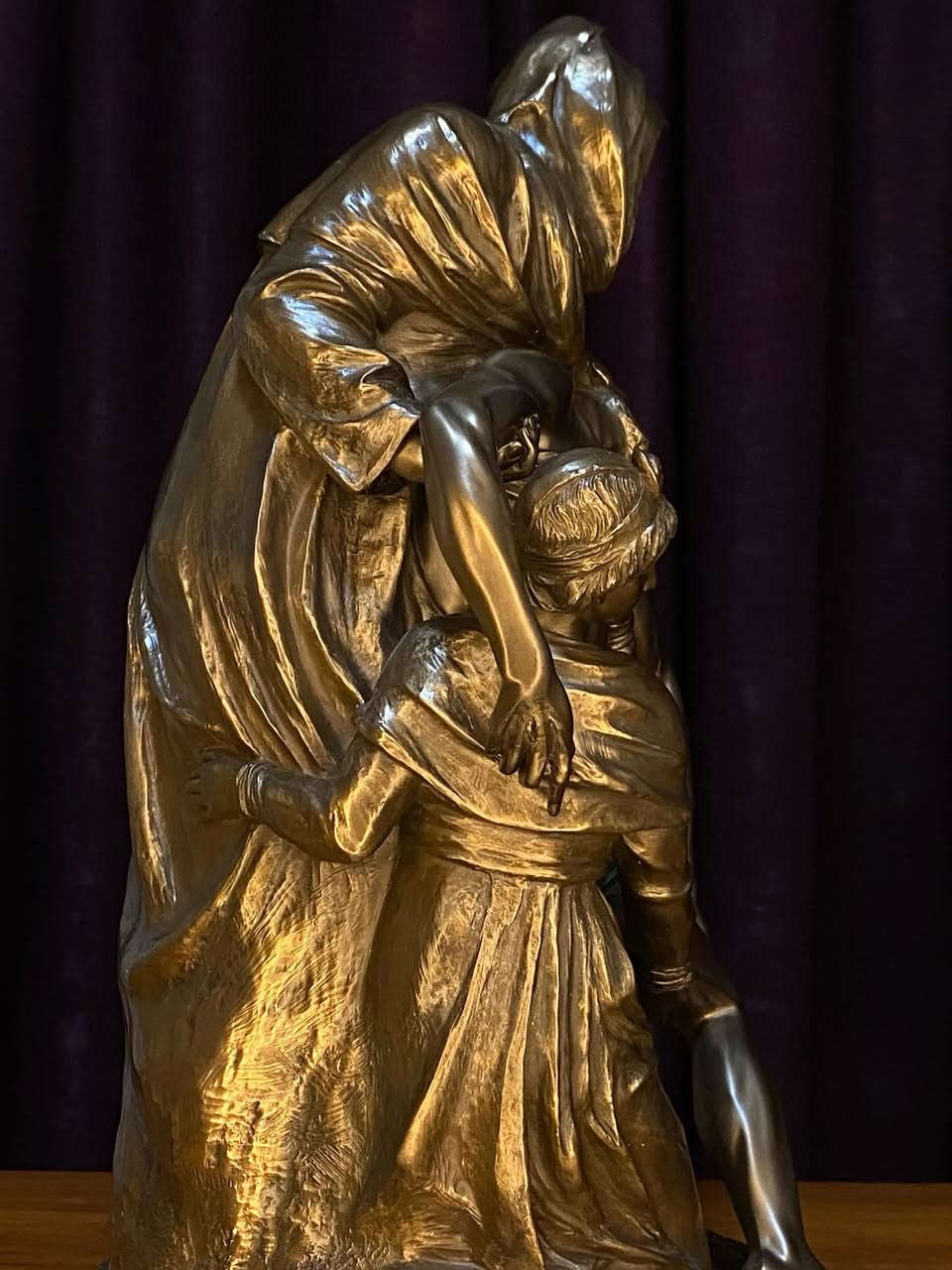 هذا تمثال برونزي يُصوّر "بييتا فلورنسا" (Florentine Pietà)، وهو عمل فني أصلي من الرخام أنجزه مايكل أنجلو. 
يُصوّر العمل العذراء مريم وهي تحمل جسد المسيح المتوفى بعد إنزاله من الصليب. 
التمثال الأصلي نحته مايكل أنجلو بين عامي 1547 و 1555، وكان مخصصًا في الأصل لقبره الخاص. 
يُعتقد أن مايكل أنجلو قد صوّر نفسه في شخصية نيقوديموس (الشخصية الكبيرة التي تقف خلف المسيح). 
النسخة الأصلية معروضة حاليًا في متحف ديل أوبرا ديل دومو في فلورنسا. #اربيل_العراق_كوردستان #دهوك_زاخو_سليماني_ئاكري_ئامیدی_هولیر #اكسبلور #ترند #عينكاوه


**إذا كنت صاحب هذا الإعلان وتريد حذفه لأي سبب، رجاءا أرسل رسالة إلى الدعم الفني**