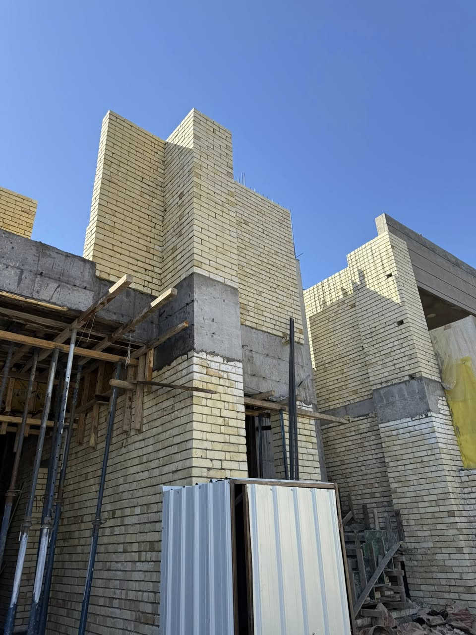 السلام عليكم 
تم على بركة الله 
ختم الطابق الأول
لموقع حي الجامعة (7)
على ارض بمساحة 300م
رقم الهاتف / واتساب 
***********
