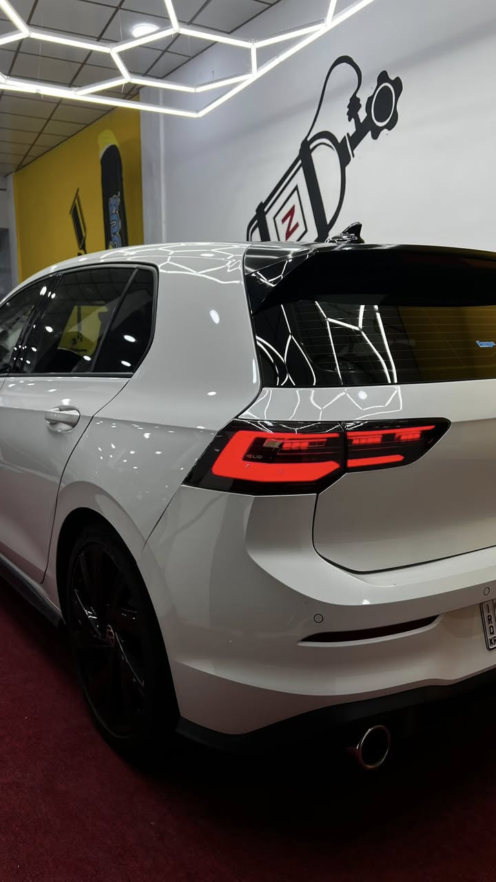 السلام عليكم 
 
فلوكس واكن كولف Gti se 2023 فول مواصفات
محرك 2.0 توربو اقوى محرك من انتاج vw
كير عادي 6 نمر رياضي دبل كلتش مع كلتش 
سرعه السياره 320 💨
💥مواصفات السيارة 
شاشة عدادات Digital Cockpit 10.25 إنج
* شاشة معلومات 10 إنج
* Apple CarPlay + Android Auto لاسلكي
* شحن لاسلكي
* مقاعد  قماش GTI حظن سبورت بكچ
* تسخين مقاعد وستيرن
* فتحة بانوراما
* إضاءة داخلية Ambient Lighting  متغيرة باكثر من 80 لون 
*مراقبة النقاط العمياء 
*مودات للسرعة
*اوتو ستارت. اوتو ستوب
*تحديد مسار وقفل سرعة 
*انارة محيطية 80 شكل
* دخول ذكي وتشغيل بصمه 
* حساسات محيطية مع كامرة دوارة 
* رادارات محيطية امامي وخلفي وجانبي 
* رادارات الخروج عن مسار والتوقف الذاتي ونقطة عمياء 
* اضائة امامي وخلفي led مع عدسة داينمك 
💥عليها تخم تاير مشلن اصلي
💥حادث السيارة مع التصليح مرفق في المنشور 
💥محرك + كير + حدادية + كهربائيات مكفولات
السياره جاهزة للاخر ترايها دول مو بس محافظات 
 للاستفسار الاتصال على هذا الرقم
*********** رقم الهاتف
