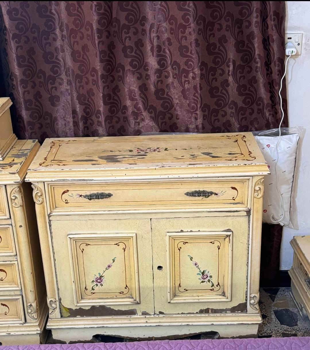 غرفة شغل عراقي خشب تكمه سبع قطع عايزه بس صبغ ويدات جرارت بيها ٢٢ جراره مكاني الشرطه الخامسه مال البياع السعر مليون وبيه مجال بصيط الاتصال على رقم الموبايل  *********** بي وتساب
