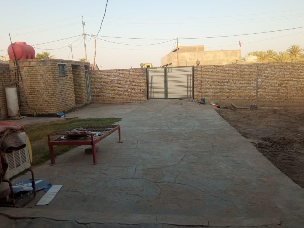 السلام عليكم …

دار للبيع المساحة الكلية 1300 متر مربع اكثر من نصف دونم زراعي سند 25 تحويل مباشر بأسم المشتري بناء طابوق حديث الواجهة 20 متر والنزال 65 متر صايرة على شارعين الواجهة شارع تبليط والشارع الخلفي ترابي منطقة العلاك قرب حسينية البحموسة في نزلة سيد كاظم الناجي شارع تبليط يبعد عن الشارع العام 150 متر / مساحة البناء 170 متر مربع يتكون من غرف نوم عدد اثنين 5x4 وصالة 9x4 و حمام داخلي و مطبخ5x4 واستقبال 9x4 بالإضافة الى مجمع صحيات خارجي مع مساحة خلفية 400 متر مربع على الشارع الخلفي كافة الخدمات متوفرة كهرباء حديثة وماء اسالة حديثة ومولد شارع ومدرسة ابتدائية ومتوسطة ولد وبنات للاستفسار التواصل على رقم الهاتف ***********
او الواتس آب على نفس الرقم
