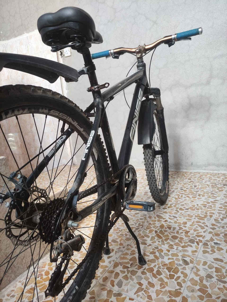 للبيع بايسكل كلش نظيف ✅ 
ماركة FINISS  💯
كامل ما ناقصه كلشي وشرط 
تايرات جدد ✅
البريك دسكات ✅
السعر 75 الف 
مكاني موصل ايسر حي عدن 
للتواصل خاص او واتساب او 
*********** موصل, نينوى
