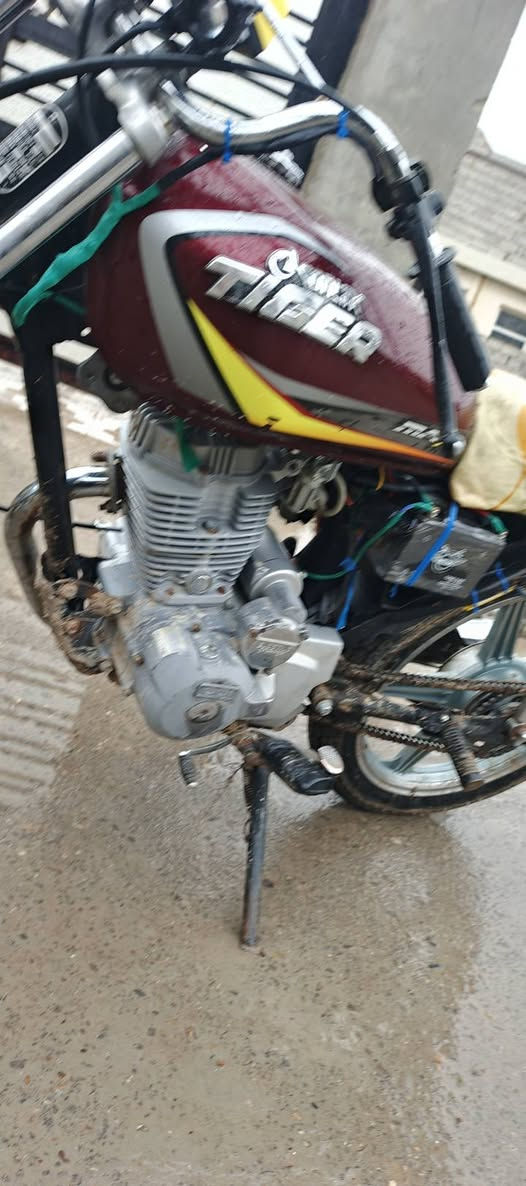 دراجة للبيع نضيفه فول هندر واحد محرك مكفول شرط الفحص السعر 250 المكان ديالى بهرز ***********
