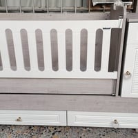 جرباية طفل للبيع وبي هزاز وتتحول سرير للطفل أيضا السعر ١٥٠ الف الاتصال...