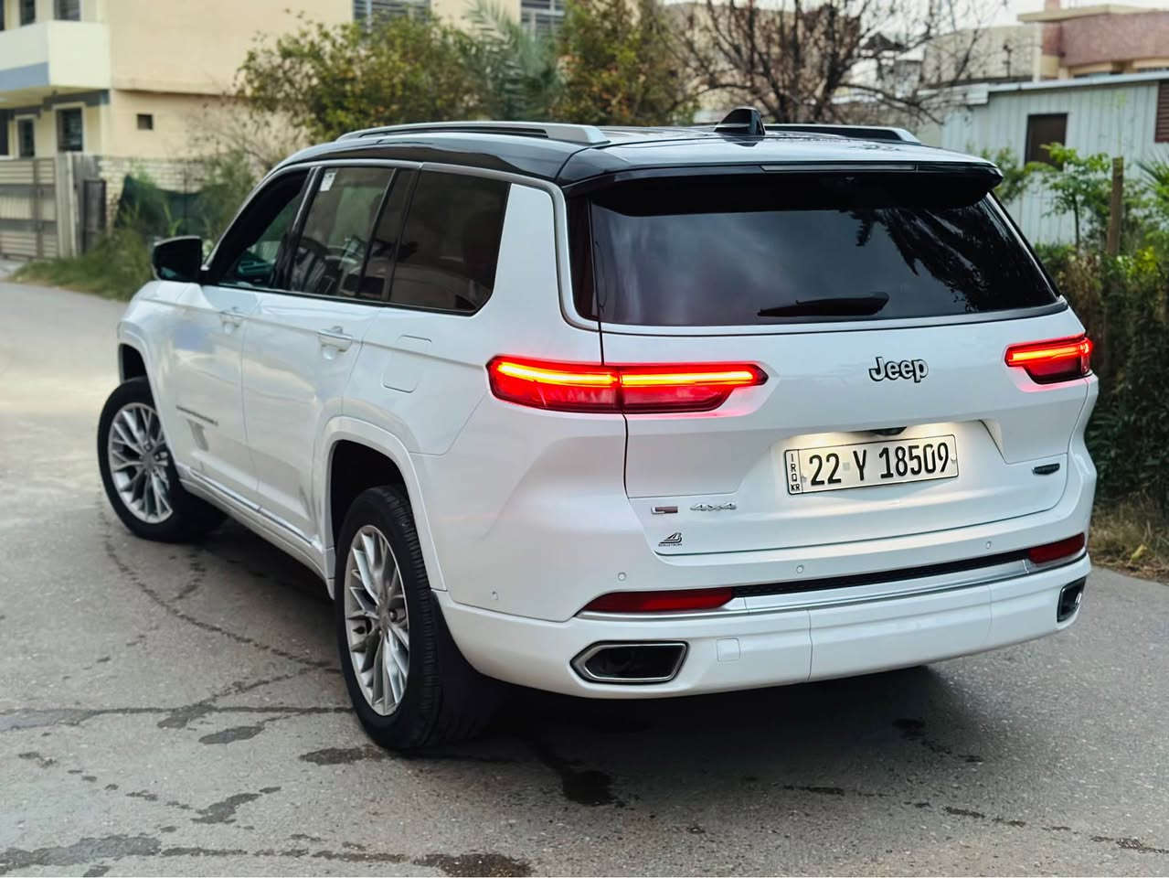 السلام عليكم
جيب كراند شيروكي سومت 2023 L ♥️
الضرر ربع الدعامية الامامية فقط الباقي مكفول 
صور الحادث مرفقة بلمنشور 

🔸🔸مواصفات 🔸🔸
أعلى فئة بلجيب فل 1/1 
تو كلر سقف اسود 
جكات 
8 كامرات محيطية وداخلية 
4 رادارات
بنوراما 
3 شاشات 
كراسي هزاز مساج 
كراسي جلد سومت 
كراسي كهرباء 4 حركات 
مري كهرباء 
كامرة حرارية دشبول 
دادشو عداد 
تدفئة + تبريد مقاعد
شاحن وايرليس
صندوق كهرباء 
ستيرن كهرباء 
شفتات رياضية مقود 
تدفئة مقود 
مستشعر وقوف خلفي 
رادار جانبي 
ويل 20 كروم 
قطتعين تبريد
3 وضعيات قيادة 
هاند بريك بصمة 
تحديد مسار 
لايتات فل زنون 
الكراسي الخلفية الكل كهرباء

السعر 41,500 $ وبيها مجال بسيط 
*********** بغداد, العراق
