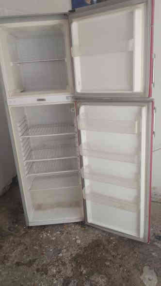 السلام عليكم تخم خفيف 4 قطع سعر 200 الف
ثلاجه شغاله ثلج 150 الف 
سبلت ميديا حار بارد انفيتر طن 400
سبلت رويال الرحماني حار بارد انفيتر 400
ثنينهن على 5 مراحل تحكم الميديا يبدي من المديا من 3 امبيرات يبرد ورويال من امبير ونص يبرد 
عنواني الشعب الديوان ماعندي خدمه توصيل 
اليحب يتصل ***********
