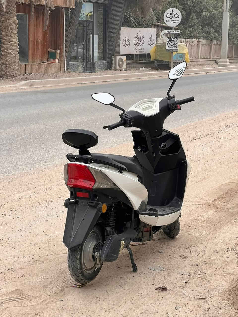 دراجة كهربائية سكنس حجم كبير موديل 2023
المواصفات العامة:
 • موديل: 2023.
 • تعمل بنظام بصمة وسويج (عدد 2).
 • مزودة بـ 3 نمَر مع ناظم الـ R (عكس السرعة).
 • سرعة تصل إلى 60 كم/ساعة.
 • حالياً تقطع الدراجة مسافة 15-20 كم فقط بسبب ضعف البطاريات (عدد 4).

الحالة:
 • الدراجة كاملة ومجهزة (الإطارات + الكهرباء + النظافة 100%).
 • خالية من الأعطال والتخريب، ولا تحتاج إلى أي صيانة إضافية.
 • أداء ممتاز ومريح أثناء القيادة.

البطاريات:
 • مزودة بـ 4 بطاريات كبيرة، لكن فيها ضعف 
في الأداء حالياً (لا يؤثر على الاستخدام الحالي).
السعر 450000
 • كفالة عامة على الدراجة.


**إذا كنت صاحب هذا الإعلان وتريد حذفه لأي سبب، رجاءا أرسل رسالة إلى الدعم الفني**