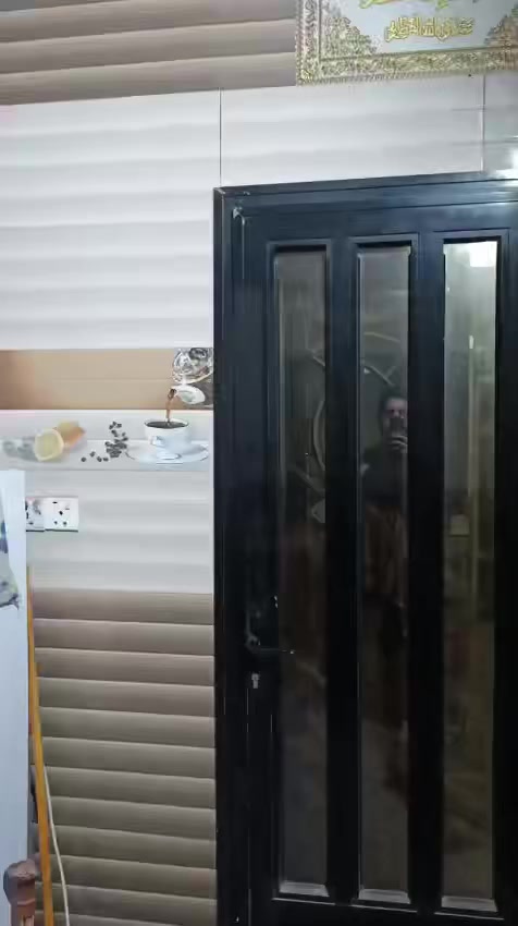 السلام عليكم دار للبيع في التضحيه شارع العلوه
مساحه ١٠٠ متر أمامي يحتوي الدار على ديوانيه وصاله ومطبخ وغرفه ومنور وحمام داخلي وحمام خارجي والطابق الثاني يحتوي على غرفتين نوم واحده منهن سويت 
الاتصال على الواتساب فقط ***********
