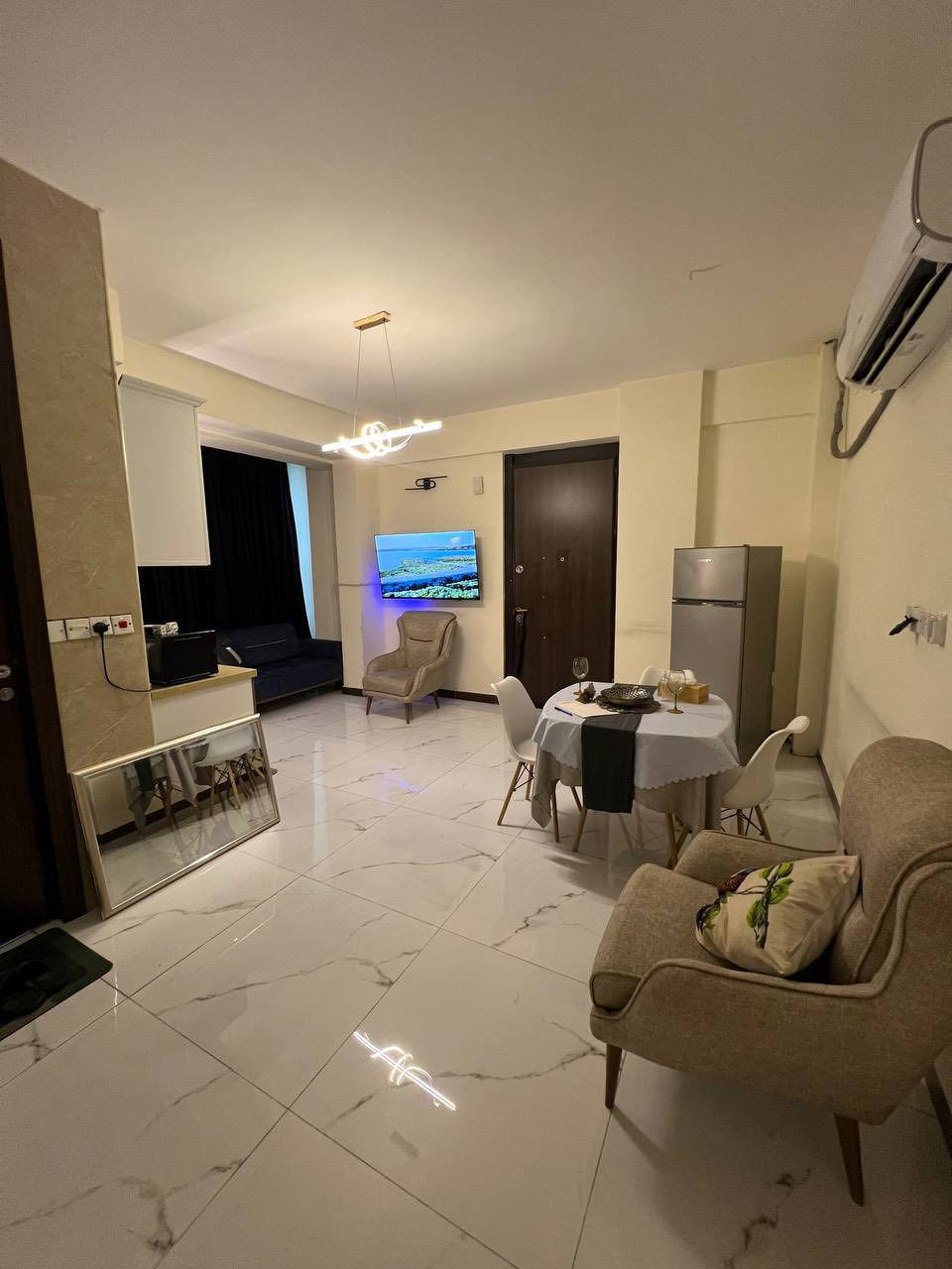 شقة فندقية راقية للإيجار اليومي والشهري – إقامة مريحة وآمنة ✨
نوفر لكم شقة فندقية نظيفة وأنيقة بمستوى فندقي، مناسبة للعوائل ورجال الأعمال، في موقع مميز وهادئ ✨

🔹 تأثيث عصري ومتكامل
🔹 كهرباء على مدار الساعة
🔹 خدمة تنظيف يومية
🔹 إنترنت سريع مجاني
🔹 مطبخ مجهز بالكامل
🔹 ماء حار وبارد 24 ساعة
🔹 تكييف حديث
🔹 بارك سيارات آمن
🔹 أمن وكاميرات مراقبة
🔹 استقبال وتوديع الضيوف باحترام تام

📍 موقع قريب من جميع الخدمات والمطاعم والأسواق
📅 متاح للحجز اليومي – الأسبوعي – الشهري
💰 أسعار مناسبة مقابل الخدمة والجودة
العنوان : زيونة قرب مطعم صيف

للحجز والاستفسار يرجى الاتصال على الرقم: ***********

أهلاً وسهلاً بضيوفنا الكرام 🌸
راحتكم وخصوصيتكم أولويتنا
