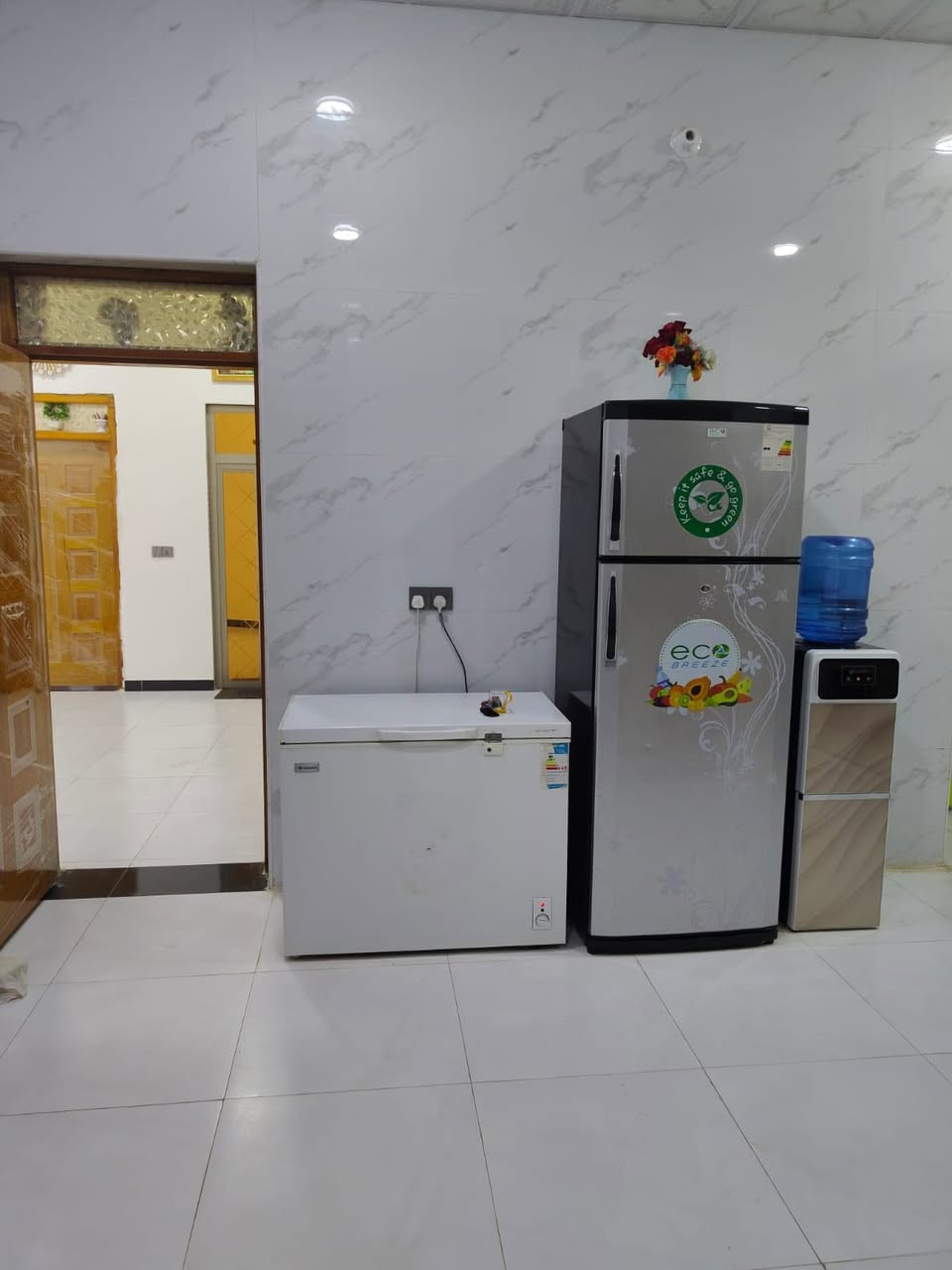 السلام عليكم 
بيت مساحه 200 متر بناء حديث وجديد  
طابو صرف يحتوي البيت على 
غرفه نوم 2 
صاله 
استقبال 
مناور 2 
صحيات داخليه وخارجيه 
طابق واحد 
طابق ثاني صاله كامله 
العنوان التضحيه شارع العياده ثاني الستداره 
البيت فرعي مقابل مجمع الكرار الفرع صب تواصل واستفسار عل اتصال 📞 
***********
