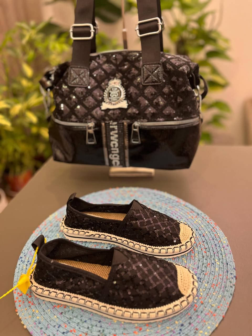 #الاسود_يليق بيكِ سيدتي

وفرنا الكم اجمل تنسيقات اللون الاسود 

لان اناقتج تهمنا 

للحجز والاستفسار يرجى مراسلة البيج عالخاص
او عبر الرقم ***********

توجد خدمة توصيل كافة محافظات العراق
 بغداد 5 الف
المحافظات 6 الف 

#اناقة_حقائب_ماستر_كوالتي_عالي_ 
#بنات_العراق_شباب_العراق 
#اسود_ 
#احذية_نسائية_بجودة_عاليه
