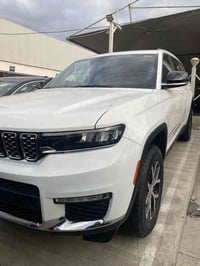 Jeep كراند شيروكي لببيع ليمتد بدون صبغ  موديل 2024 فول بس بدون بنوراما...