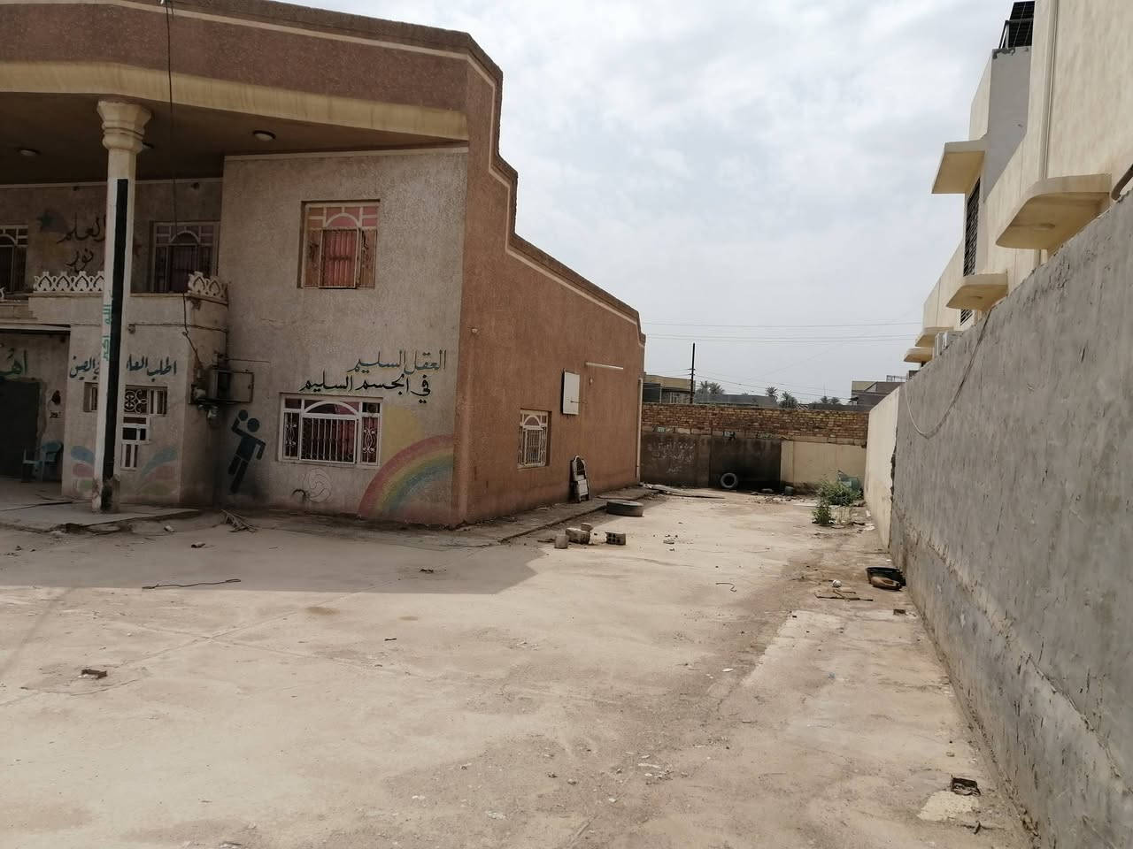 بيت للايجار للاغراض التجارية
المساحة ٨٠٠م 
مكانة اول ماتنزل جسر سيف سعد باتجاه الوردية 
للاستفسار ***********
