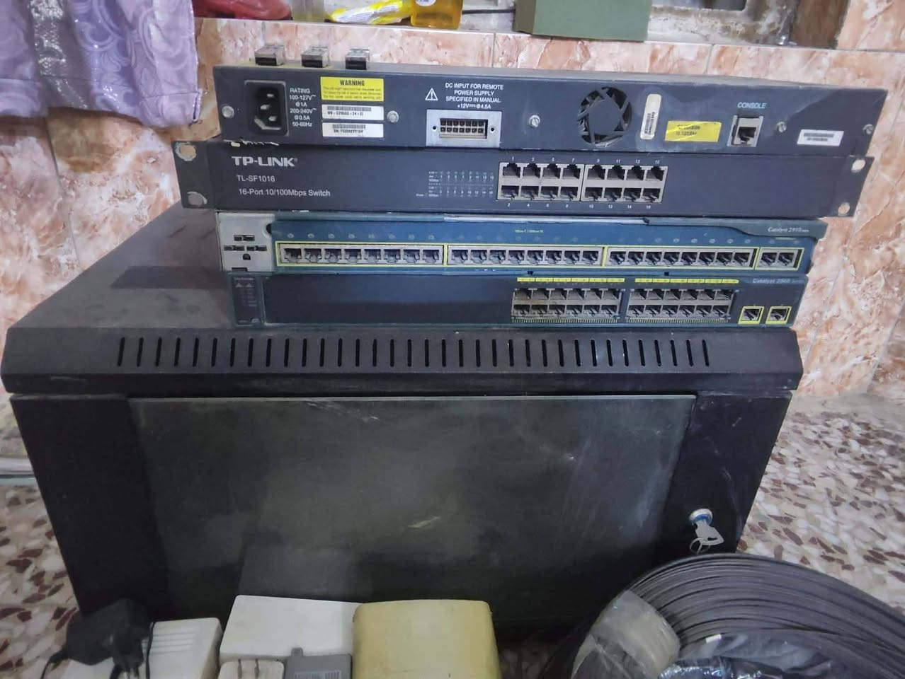 انجكترات مع المحولات عدد 6
باج بنل ،16 بورت ميكا 
محولات ميموسا شرط الشغل 
سسكو 2950 24 بورت بورتين كيكا 
912 عدد 6 
راك 4U
محولات ٩١٢ 
كيبل ضوئي الف متر فيشه زرقاء 
توصيل جميع محافضات العراق
*********** 
***********
