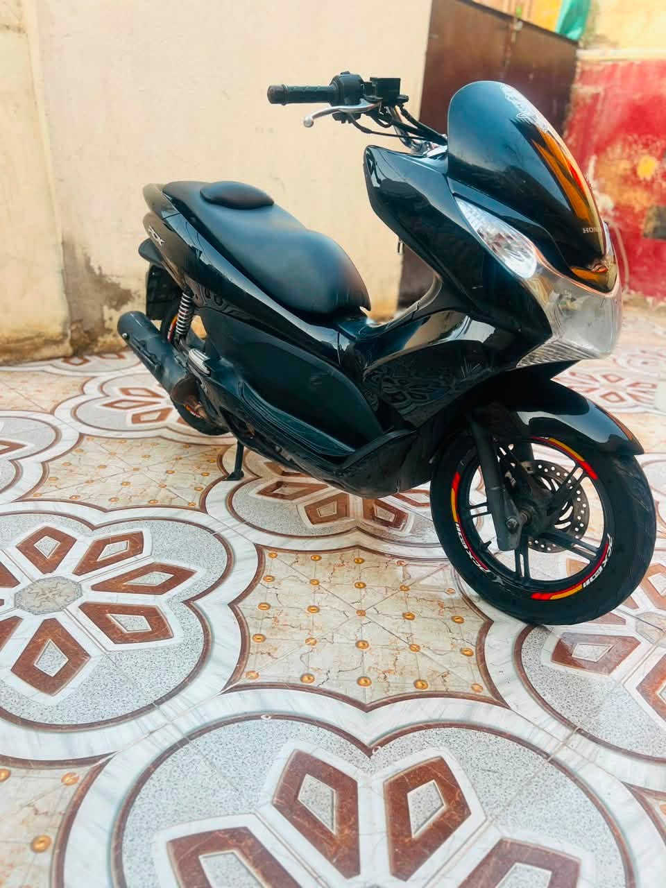 السلام عليكم pcx جيل اول لبيع مفتوحه مرا وحده ودراجه خير من الله ونضيفه مكينه ١٥٠ حساس ازدحام واستاند يشتغلن مع ثنينهن السعر مليون ١٠٠ للاستفسار ***********مكاني كوت
