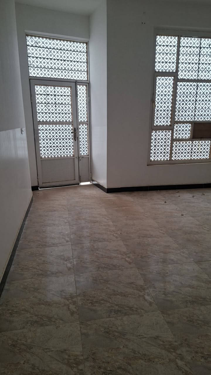 توكلنا على الله يوجد بيت مساحة ٢٠٠م الموقع حواس حي ام البنين موقعه حلو يتكون من غرفتين نوم وصاله وستقبال ومطبخ وصحيات وطرمه جبيره 
البيت كل نقص مابيه فقط الستارة السكف كونكريت بناء درجه اولى مال جناي البيت 
بسعر معقول جدا
الاستفسار الاتصال
على الارقام التاليه
***********
***********
