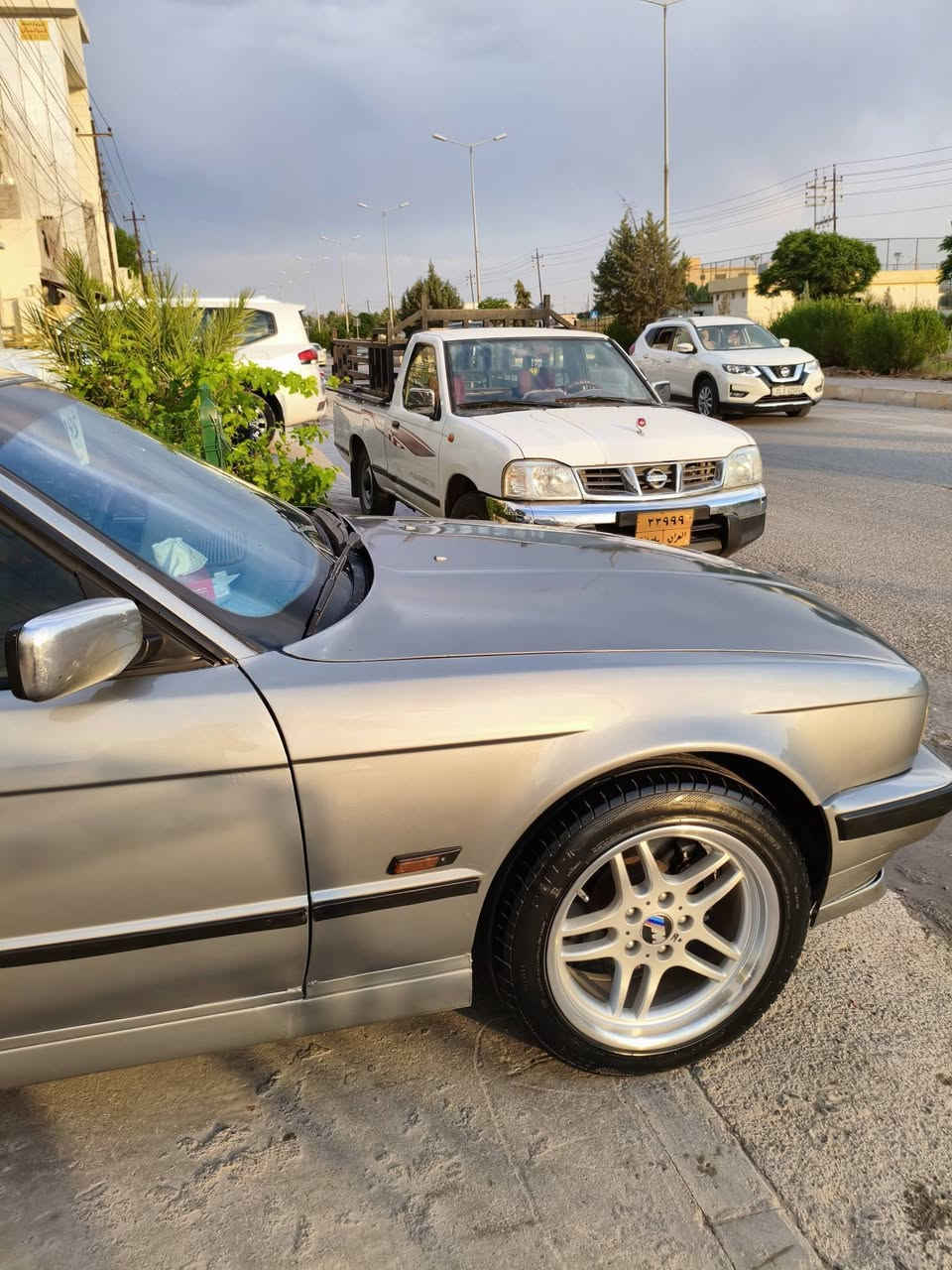 Bmw 1992
520گێڕ عادی سڵایت 
گەیڕو مکینە عەکسل بەشەرت
جام کارەبا سڵایت ناو ڕەساسی 
کامل بۆیاخ لەسەر ساغی 
ئاڕمی پلاستیکی هەولیرو سەنەویە
چوارتایەو ویلی لۆکی لەسەرە
نرخی 37کەمیک مجال
1دینار مەسروفی نیە 
گۆڕینەوە دکین بەشتیک بەدڵمانبێت ..
*********** vaibar watsap
