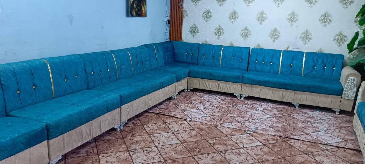 ديوان 17 مقعد تسكام نضيف جدا 325 وبي مجال المكان الكاظمية للاتصال ***********
