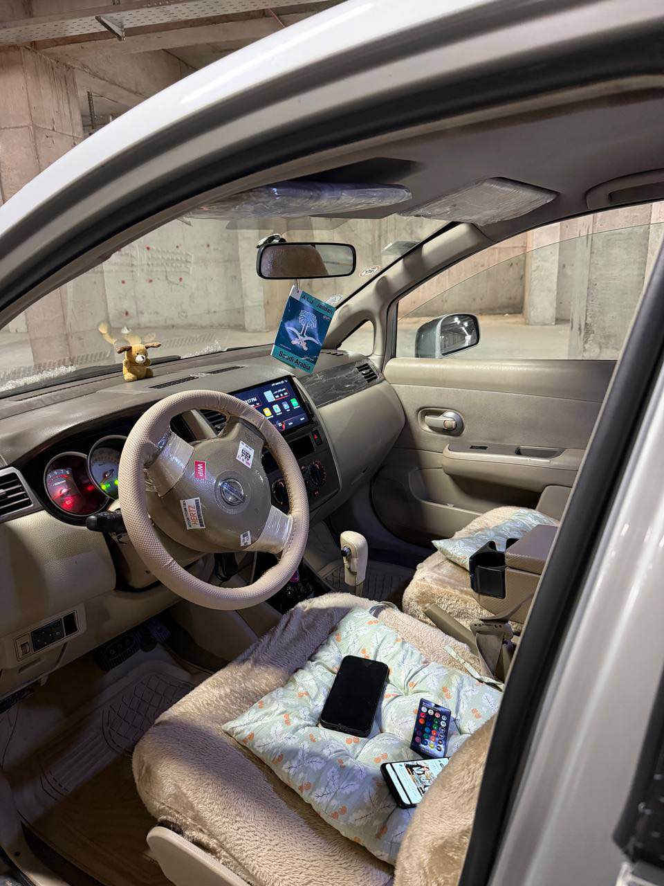 نیسان تیدە ٢٠٠٩

مەکینە١٨ی گێڕ تۆماتیک ناو گێچ سپیە و ناو زەردە ٣پارچەی هەیە ڕسمی سۆنەری دانراوە چامڵخی پێشەوە یەک تۆز ناوی گرتووە کامل کامل جوانکاریە و تاقم ویل و تایەی نوێی بۆ بەستراوە هەزەی  نوێیە سەنەوی تا ٢٠٣٠نوێیە دینار مەسروفی نیە 

*********** أربيل, العراق
