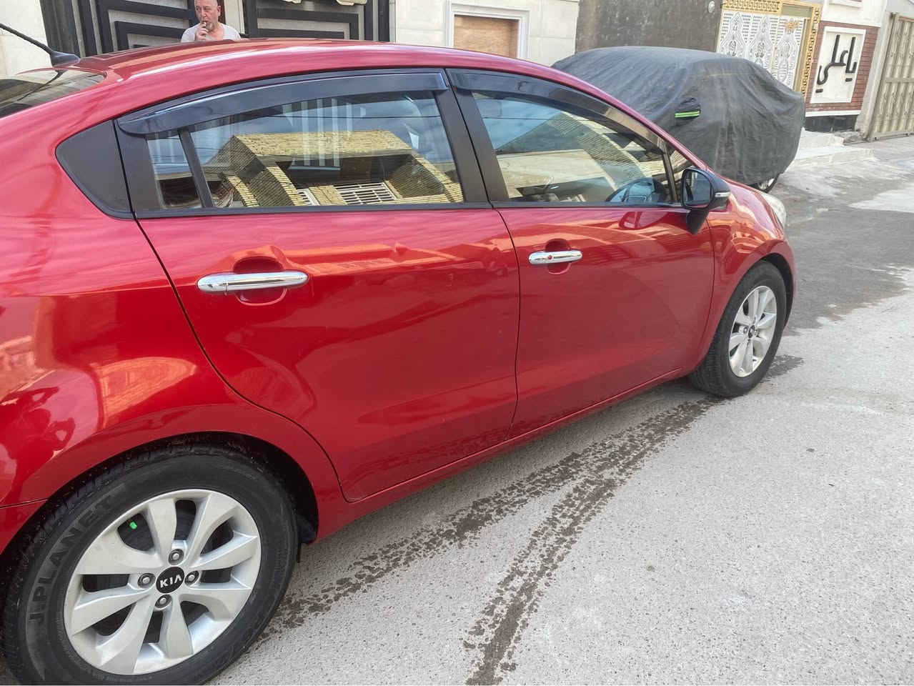 السلام عليكم 
للبيع كيا ريو 2016 خليجي رقم بغداد بيها حادث باب السايق ومعدل على البارد 
محرك 1.600 ابو دبل قطاره
اللون احمر 
مكينه كير بحاله جيده جدا 
كهربائيات شغاله
الشاشه عمل
كامره خلفيه عمل
اشاير بالمري
مري قابله للطي كهربائي
السعر المطلوب 98 ورقه وقابل للتفاوض 
للاتصال على الرقم *********** بغداد, العراق
