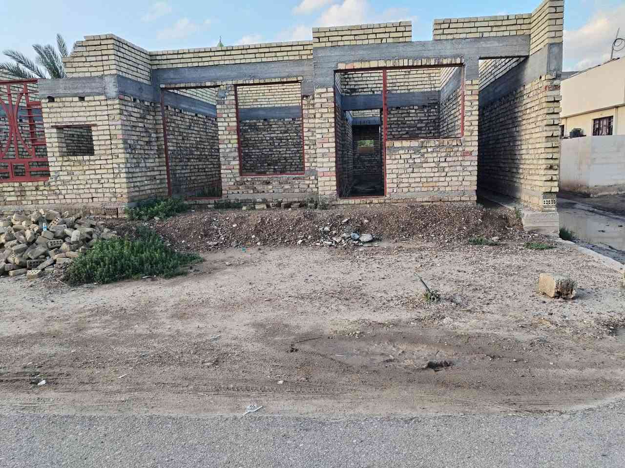 3. مشتملات مدخل قريه نديم  مساحت  كل مشتمل 150 متر يحتوي المشتمل علا مطبخ   حَولي  قرفه نوم  استقبال 
***********
