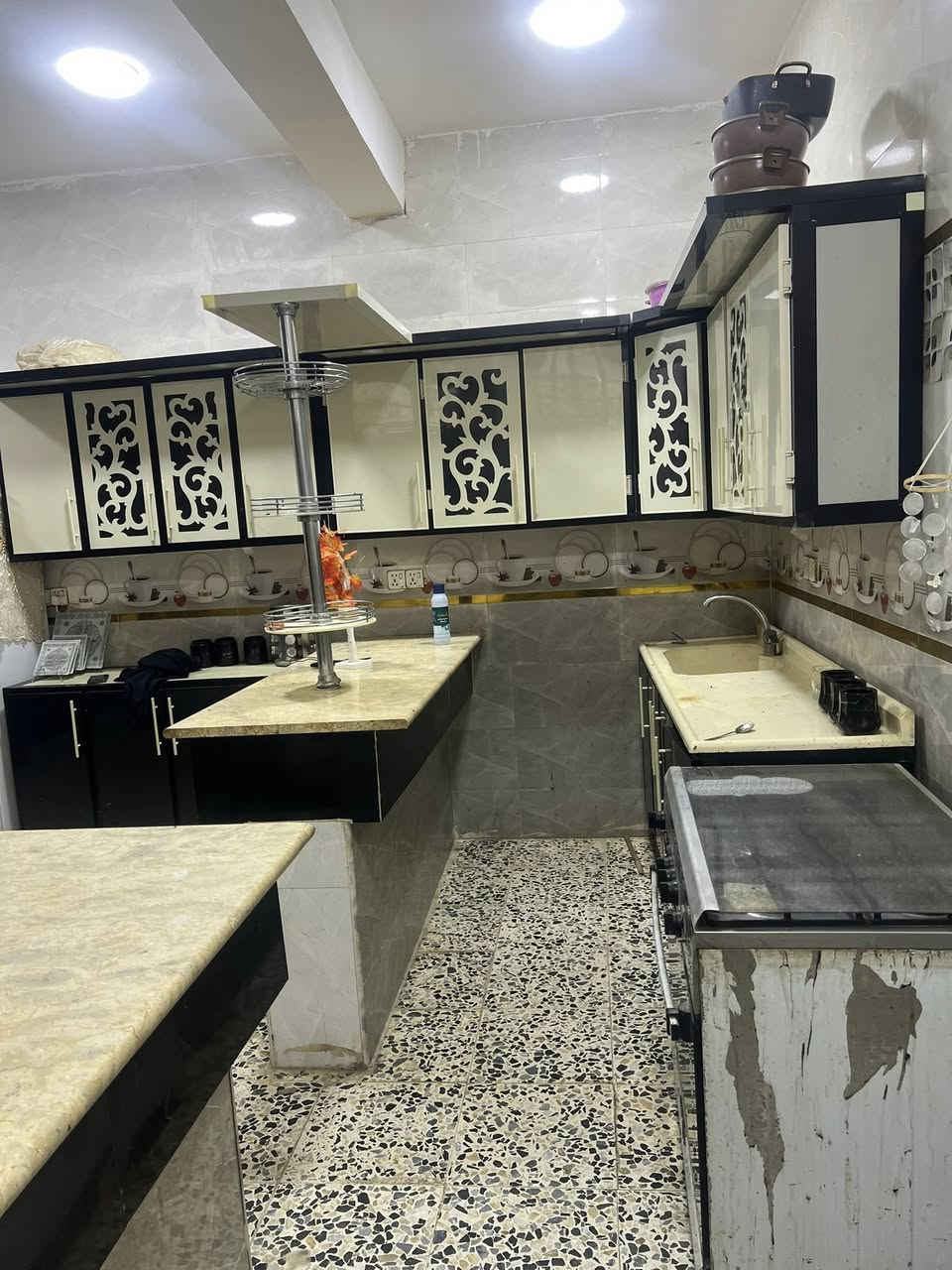 بيت زراعي قريب على شارع زمن ٢٠٠متر غرفتين وصاله ومطبخ حار وبار واستقبال ٨امتار صحيات حمامات خارجيه وداخليه ماء وكهرباء ومجاري ***********
