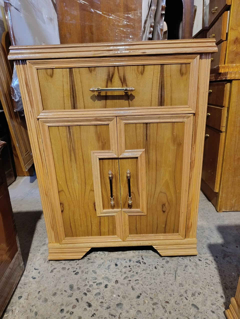 محلات ابوانس المتيوتي باب جديد قرب نادي الفتوى السعر مليون 550رقم***********
