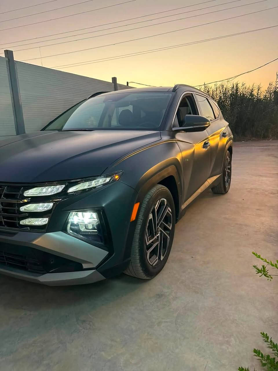 ﷽
للبيع فقط 
‏Hyundai tucson limited 
هونداي توكسان لميتد 
الموديل : 2025
الون : طافي
العداد : 8 الف ميل قابل للزياده

الضرر : صور الحادث مرفقه بلمنشور بدون تبديل اي قطعه /
ملاحظه راديترات وبدنه بلاديه

المواصفات :-
1-شاشة عرض داتشو 
2-المحرك   v4    2.500
3-بصمة تشغيل + بصمة ابواب 
4-اصطفاف ذاتي(تقديم + ترجيع عن طريق الريمونت)  
5-فتحة بانوراما
6-سماعات هارمن كاردن عدد 16
 7-رادار امامي  + خلفي + جانبي
8-حساسات امامي + خلفي 
9-كامرات عدد 5  360 درجة 
10-كشنات امامي خزن ميموري 
11-كشنات تدفئة وتبريد امامي
12-انارة داخليه (محيطيه) + انارة دشبول 
13-كشنات خلفيه تدفئه 
14-تبريد امامي + خلفي منفصل التحكم
15-تحكم ستيرن + شفتات
16-تدفئة ستيرن 
17-مرايا هيتر + تعتيم 
18-صندوق كهربائي شفط + اربع وضعيات فتح صندوق
19-وضعيات قيادة  (3)
20-ويل كب حجم  19
21- نقطة عمياء 
22-سايد بريك بصمة + مثبت سرعة
23-شحن وايرلس 
24-إشارات بالمرايا  + إشارات جانبيه
25-اوتو هولد 
26-تحديد مسار
27-شاشة ديجتال كبيرة
28-تشغيل عن بعد .
29-تتقدم وترجع بالريمونت
30-دفع رباعي
31-نظام مانع انزلاق 
32-نظام نزول منحدرات
33-كشنات كهرباء
34- كار بلي وايرلس
وبعد بيها هوووواي مواصفات معروف اللمتيد الVIP فول 1/1
السياره رقم بغداد انكليزي بأسمي
السعر 205
***********
بغداد الامين الثانيه
