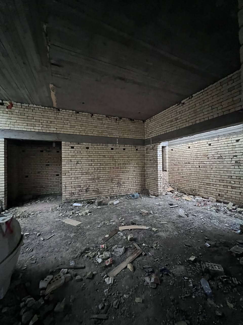 أعلان / هذا البيت للبيع 🏠

طابو ملك صرف #عرصة تحويل مباشر

#العنوان :: إبي الخصيب - طلاع الحمزة - حي الشهداء 

#للأستفسار :: ***********

…………..

#مساحة_الكلية 300م — #مساحة_البناء 220م

…………

#نوع_البناء :: طابوك أصفر #جمهوري

أساس رباط ارضي سمك 80م

رباط فوق الشبابيك والبيبان 

السطح كونكريت / علماً #الصب_مركزي

الخارطة والبناء بأشراف هندسي متميز .

…………

#يحتوي :: كراج واسع مع مكان للحديقة

مكان جزامة - مكان منظومة غاز - مكان ماء اساله

للبيت #مدخلين . مدخل الأول كلدور مدخل ثاني مطبخ

………..

كلدور أستقبال صحيات خارجية مطبخ حار +بارد

مناور عدد 3 . مكان خاص للحديقة الداخلية نظام شلال

صالة واسعة جداً . #علماً غرف البيت معزولة عن الصالة

موزع غرف . غرفتين منام . صحيات داخلية درج دائري.

…………

#الخدمات :: ماء كهرباء مجاري تبليط شارع 15م انارة

#ثاني_بيت_عن_الركن ( 20م عن شارع 30 )

…………

مدارس مؤسسات حكومية منطقة سكنية 

…………

#السعر_المطلوب :: 133 مليون قابل للتفاوض .

…………

#للأستفسار :: ***********
