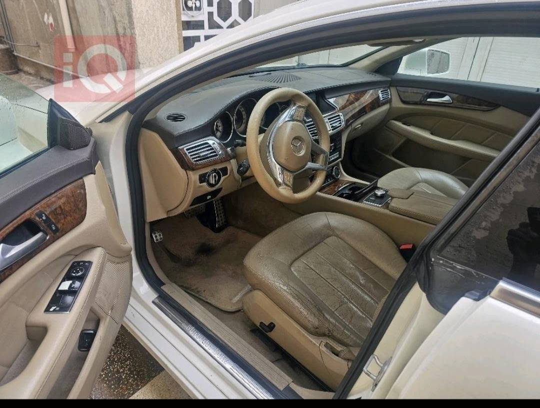 السلام عليكم 
📣 للبيع: مرسيدس-بنز CLS 350
موديل 2012
المحرك: 6 سيلندر (V6) بسعة 3.5 لتر
ناقل الحركة: أوتوماتيك 7 سرعات (7G-TRONIC PLUS) مع تبديل من المقود (شفتات)
الممشى (العداد):151 الف ميل
السيارة وارد خليجي مكفولة
المواصفات الداخلية: [فتحة سقف، كراسي جلد كهرباء مع ذاكرة، شاشة، حساسات أمامية وخلفية، كاميرا ،بردة خلفية]
📞 للتواصل والاستفسار (واتساب أو اتصال)***********
📍 مكان السيارة بابل
