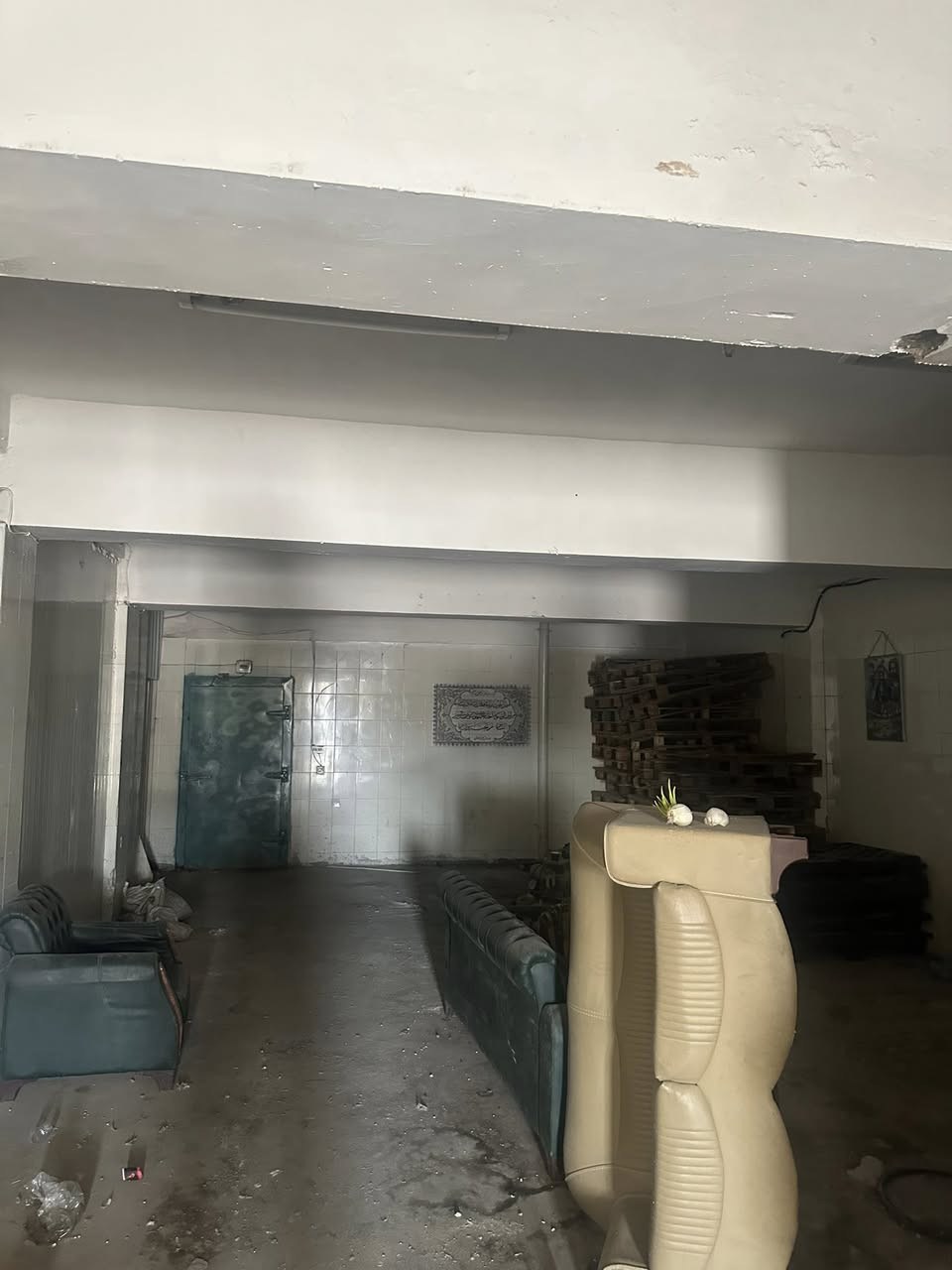 سلام عليكم نص بنيايه  لليجار  تحتوي على ثلاث برادات كبيره  تبريد و تجميد ومصعد 3 طن و مخازن تعدده و شقه حارس 
التواصل 

***********
