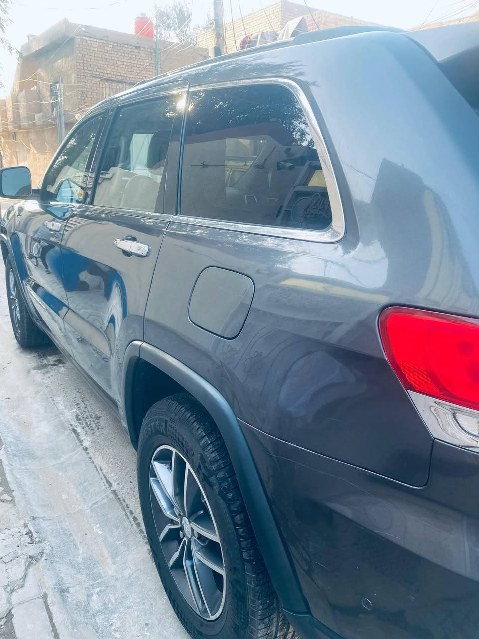 السلام عليكم للبيع جيب كراند شيروكي ٢٠١٧ لمتد بلاس رادار
 تحديد مسار
 توقف ذاتي 
حساسات خلفي امامي 
اشارات بالمراة تحذيرية
بانوراما كشنات جلد 
تدفئة تبريد بالكشناة والستيرن
داخل بيج 
كشنات خزن 
كامرة خلفية
 صندوك كهرباء
رقم انكليزي جديد سنوية جديدة باسمي  
تحويل ثاني يوم مازدة سودة الضرر جاملغ وبينيد مبدلات***********
