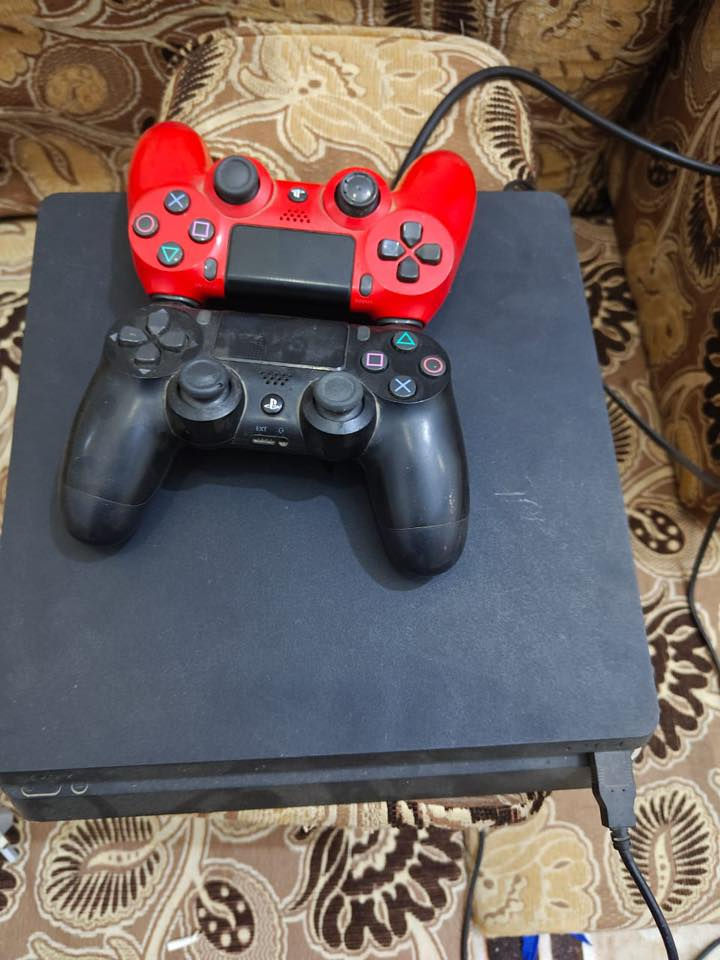 سلام عليكم
بلي فور مهكر 
ويا جوستكات ثنين 
ويا 3 العاب 
 نص تيرا 
السعر 230 وبي مجال 
الرقم  ***********
