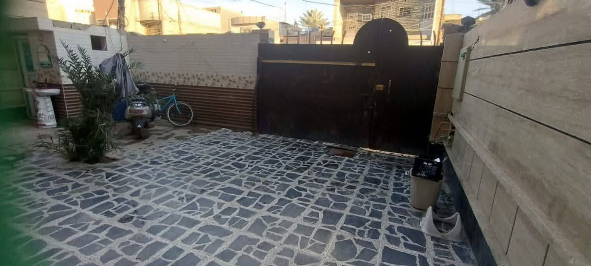 دار للبيع العنوان الشعب شارع الصحة قرب منظمة بدر 

المساحة 275 الواجهه 10 النزال 27.5 

يحتوي على 6 غرف نوم 
الصحيات 4 
الاستقبال 5 × 10 

للأسفتسار اكثر الاتصال على الرقم ***********

