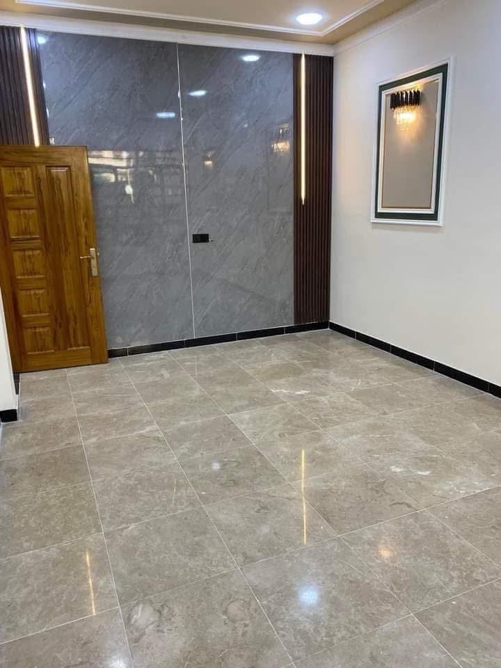 بيت للبيع 

📍المشتل _ شارع المطبك _ شارع الزيدي 

المساحة   125 متر   
الواجهه        5  متر 
مدخلين استقبال + مطبخ + غرفة نوم + صحيات+ منور + بالكون خلفي
طابق الثاني  3  نوم + صحيات + بالكون عدد2
الطابق الثالث سطحين + غرفه سندويج مخزن بالسطح 
☎️ ***********