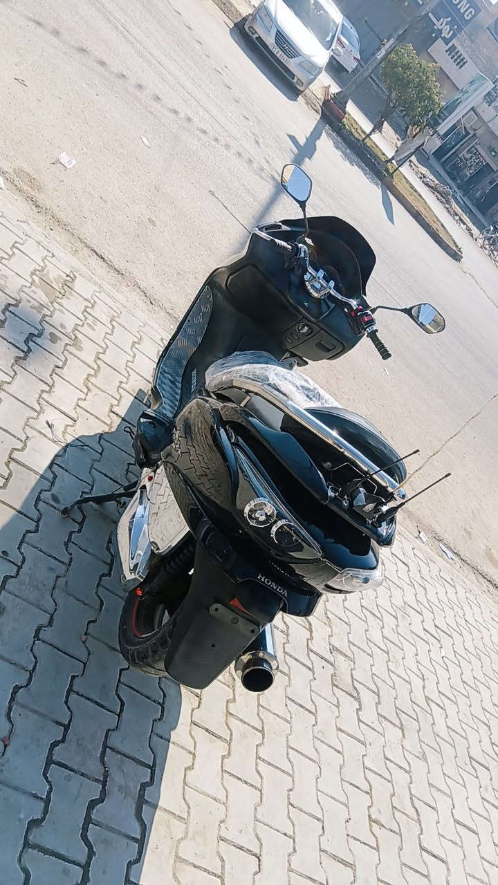 سستم نيكل كامل
صارنصه رياضي صوت حلو مو عالي
مكينه مبدل بيهه كازكين.
لايت عدسه ويا لد. تزويد بلادي
تاير امامي خلفي جديد
اوراق موجوده
نقصهه دوشمه الكشن فقط دراجه نكره
المكان بغداد الحسينيه الراشديه
*********** 
السعر 900وبيهه مجال
