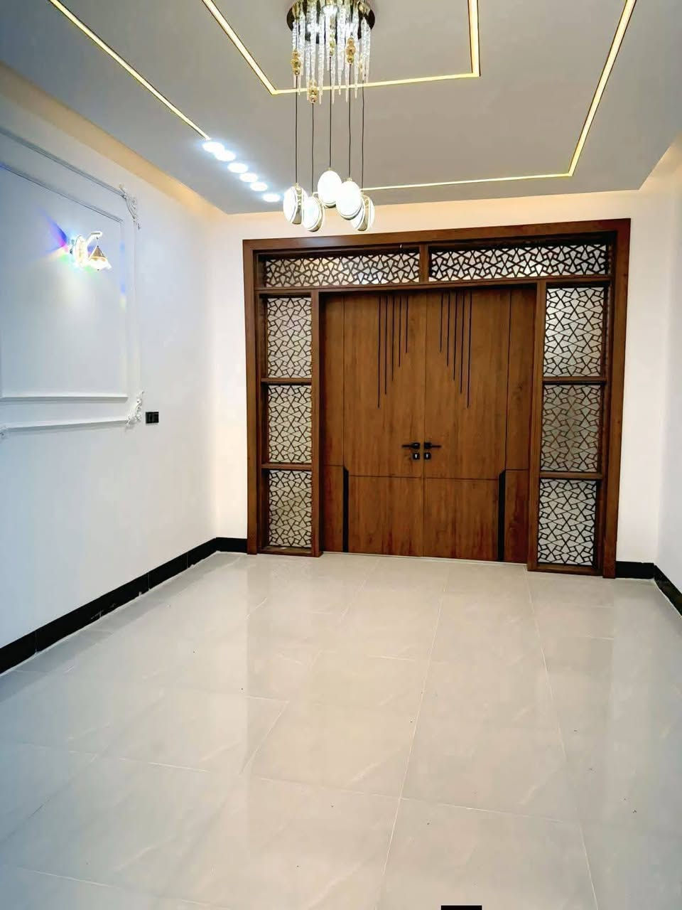 دار للبيع 150طابقين بلنجف يبعد عن شارع العام 80م بسعر 125مع مجال
للاستفسار واتساب ***********
