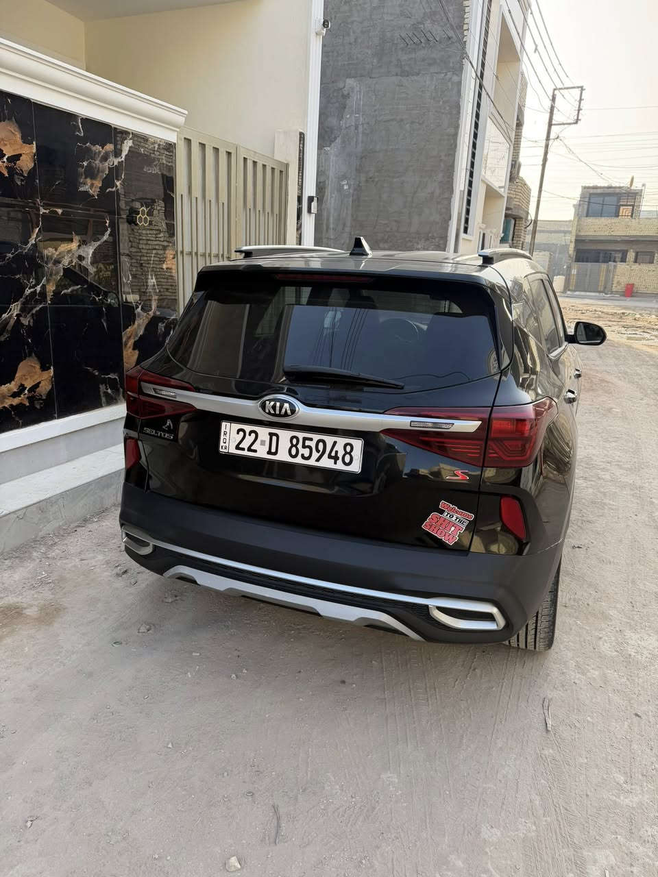 السلام عليكم موديل 2021 محرك 2000 حادثها بسيط جامغ ايمن فقط مبدل واضح في الصورة 
مراوس بموديل احدث يعني 2024 او 2025 ونتفاهم على الفرق  مكاني الدورة 
***********
