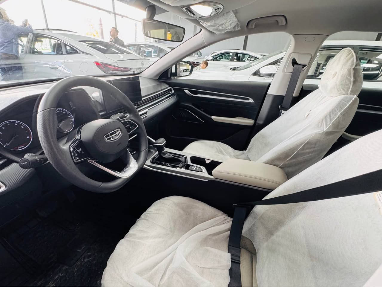 ا2026 Geely Emgrang
سفر.کم تەنها رەقەم.کراوە.٦٠٠کم رۆشتووە
ضمان 5 ساڵ.بەسمە.شاشەکامێرا.
حساس ويل کەپ ته بريد لەمس.
ئاوینەئیشارەت بلوتوس. تحديد سورعه.
شغال. ته بريد مه رکەزی.لايت وبه كلايت ليد. 
مۆبایل.*********** أربيل, العراق
